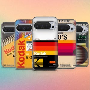 Puede incluir: Cinco fundas para teléfono con diseños retro que recuerdan a las cintas VHS y los embalajes de películas Kodak. Las fundas presentan colores vibrantes, incluyendo amarillo, naranja, rojo y negro, con texto como "Kodak" y "VHS".