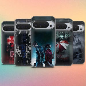 Puede incluir: Cinco fundas para teléfono con ilustraciones inspiradas en Resident Evil. Los diseños muestran personajes, un logotipo de paraguas rojo, un edificio y una pareja bajo la lluvia. Las fundas están diseñadas para un smartphone.