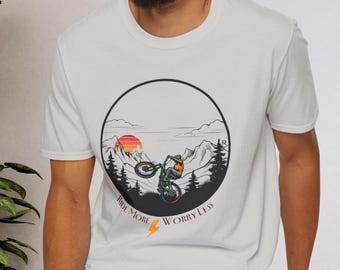 Fahren Sie mehr Sorgen weniger Shirt, Mountainbike T-Shirt, Mountainbiker Geschenk, Abenteuer Radfahren T-Shirt, Outdoor-Enthusiasten Geschenk, Hinterfahrer T-Shirt