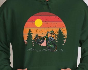 Abenteuer Berg: T-Shirt mit Print Radler gegen Sonnenuntergang | Hoodies und Sweatshirts für Naturliebhaber