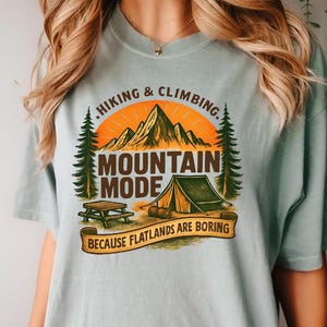 Modo montaña PNG, Diseño de sublimación de senderismo y escalada, Camiseta de camping divertida PNG, Escena de tienda de campaña y montaña, Clipart de aventura al aire libre