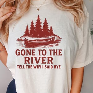 PNG de "Ido al río", diseño de sublimación divertido para acampar, camiseta "Fuera de la red" PNG, clipart de canoa en el bosque, descarga digital para amantes de las actividades al aire libre