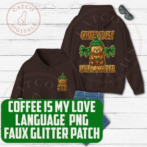 Op de afbeelding: Een bruine hoodie met een teddybeer-afbeelding met een groene hoed en strikken, met de tekst "COFFEE IS MY LOVE LANGUAGE". Een groen rechthoek aan de onderkant leest "COFFEE IS MY LOVE LANGUAGE PNG FAUX GLITTER PATCH."