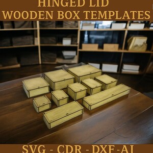 Könnte beinhalten: Eine Auswahl an Holzboxen mit Klappdeckel in verschiedenen Größen. Die Boxen sind aus hellem Holz gefertigt. Der Text "HINGED LID WOODEN BOX TEMPLATES" befindet sich oben im Bild. Sie stehen auf einer Holzoberfläche.