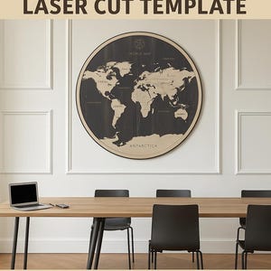 Puede incluir: Un mapa del mundo de madera cortado con láser, de forma circular. El mapa es negro con continentes beige y está montado en una pared blanca. El texto "WOODEN WORLD MAP LASER CUT TEMPLATE" está en la parte superior. Debajo hay una mesa con un portátil y sillas.