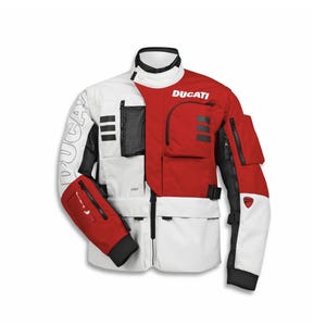 Puede incluir: Chaqueta de moto Ducati blanca, roja y negra. La chaqueta tiene m&uacute;ltiples bolsillos, el logotipo de Ducati y detalles en negro. Las mangas son rojas con pu&ntilde;os negros. Tiene un cuello alto y cierre de cremallera.