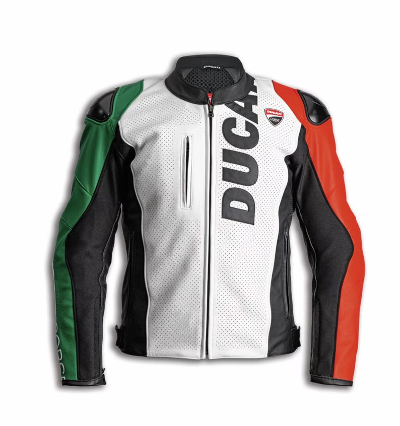 Puede incluir: Chaqueta de moto blanca, negra, verde y roja con la palabra "DUCATI" impresa verticalmente. La chaqueta tiene cierre de cremallera, un peque&ntilde;o bolsillo y un cuello. Las mangas son negras, verdes y rojas.