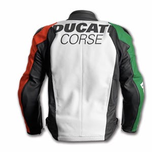 Puede incluir: Vista trasera de una chaqueta de moto de cuero negro, blanco, rojo y verde. La chaqueta tiene las palabras "DUCATI CORSE" impresas en negro en el panel trasero blanco. Las mangas son negras con detalles rojos y verdes.