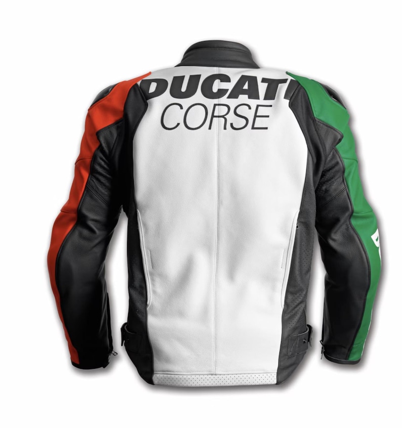 Puede incluir: Vista trasera de una chaqueta de moto de cuero negro, blanco, rojo y verde. La chaqueta tiene las palabras "DUCATI CORSE" impresas en negro en el panel trasero blanco. Las mangas son negras con detalles rojos y verdes.