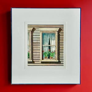 Peut inclure: Une peinture à l'aquarelle encadrée d'une fenêtre avec des rideaux blancs et des fleurs rouges en pot. La fenêtre est encastrée dans un mur en bois vieilli. La peinture est encadrée dans un cadre bleu, sur fond rouge.