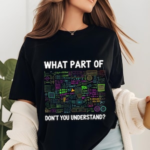 Könnte beinhalten: Schwarzes T-Shirt mit dem Text "WHAT PART OF DON'T YOU UNDERSTAND?" und einer bunten Grafik aus mathematischen Symbolen. Ein lässiger Stil.
