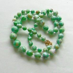 Colar vintage dos anos 70 com contas graduadas de mármore verde pastel Lucite com redemoinhos L24&quot;
