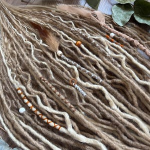 Dreadlocks sintéticos ondulados loiros – dreadlocks SE/DE loiros acinzentados, extensões de dreadlocks de crochê com miçangas, penas e decoração boho