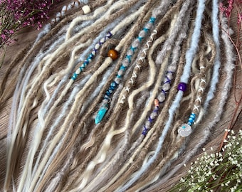 Dreadlocks sintetici ondulati biondo cenere: extension per capelli boho con perline e gioielli