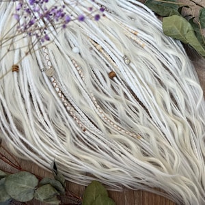 Extensiones de rastas sintéticas blancas / Rastas sintéticas de crochet rubias onduladas / Rastas SE/DE / Cabello alternativo hecho a mano / Estilo vikingo, cosplay y festival