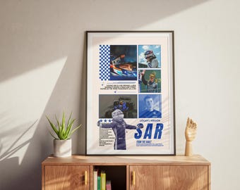 Op de afbeelding: Een blauwe en witte poster met een collage van foto's van een raceautocoureur. De poster heeft de tekst "Logan's Version SAR From the Vault" erop.