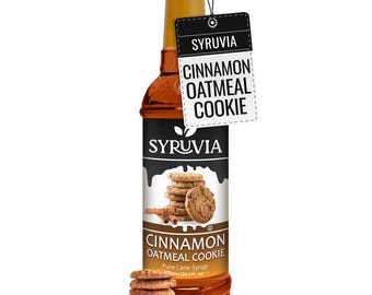 Könnte beinhalten: Eine durchsichtige Glasflasche mit Syruvia Cinnamon Oatmeal Cookie Rohrzuckersirup und einem goldenen Verschluss. Ein schwarzes rechteckiges Etikett am Flaschenhals trägt den Text Syruvia Cinnamon Oatmeal Cookie neben Keks- und Zimtbildern.