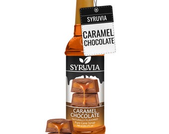 Könnte beinhalten: Eine 750 ml Flasche Syruvia Karamell-Schokoladen-Sirup aus reinem Rohrzucker mit goldenem Verschluss und einem schwarz-weißen Etikett mit der Aufschrift Syruvia Caramel Chocolate. Das Etikett zeigt zwei gestapelte Schokoladenstücke mit Karamell.