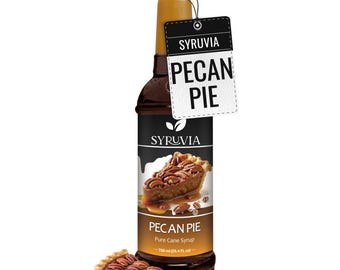 Puede incluir: Una botella de 750 ml de jarabe de caña puro Syruvia Pecan Pie con líquido marrón oscuro, una etiqueta con una porción de tarta de nuez pecana y una etiqueta negra rectangular en el cuello con el texto SYRUVIA PECAN PIE en letras negras.