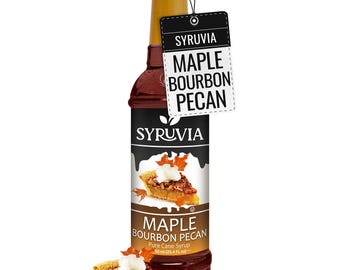 Pode incluir: Uma garrafa de vidro de xarope de bordo, bourbon e noz-pecã com um rótulo castanho que diz "Syruvia Maple Bourbon Pecan Pure Cane Syrup 50 ml (2.54 Fl. oz)".