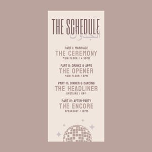 Puede incluir: Una tarjeta vertical de programa de boda sobre un fondo crema con texto marrón oscuro. Enumera The Schedule, Part I: Marriage The Ceremony 4:30PM, Part II: Drinks & Apps The Opener 5PM, Part III: Dinner & Dancing The Headliner 6PM y Part IV: After-Party The Encore 10PM, con un gráfico de bola de discoteca en la parte inferior.