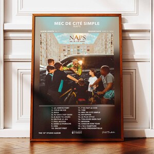 Peut inclure: Affiche encadrée de l'album "Mec de Cité Simple" de NAPS. L'image montre un groupe de personnes près d'une voiture, avec le titre de l'album et la liste des titres. Le cadre est en bois.