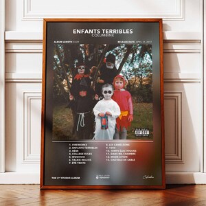 Op de afbeelding: Een ingelijste poster met de albumhoes van "Enfants Terribles" van Columbine. De afbeelding toont vijf kinderen in kostuums. De poster bevat de albumtitel, tracklist en releasedatum.