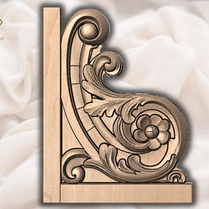 Puede incluir: Un soporte de esquina decorativo de madera clara con intrincadas tallas florales y de volutas. El soporte presenta un diseño tridimensional. El logotipo "AyatArtworks" está en la esquina superior izquierda.