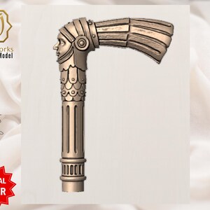 Pu&ograve; includere: Un'impugnatura per bastone da passeggio color bronzo con un design ornato. L'impugnatura presenta un volto scolpito in un elmo, una colonna dettagliata e il testo "AyatArtworks 3D Digital Model" e "Walking Stick Handles". &Egrave; visibile anche un distintivo rosso "SPECIAL OFFER".