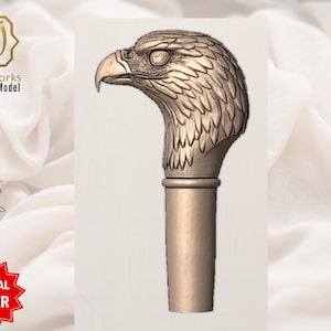Pu&ograve; includere: Modello digitale 3D di un'impugnatura per bastone da passeggio, con un design dettagliato a testa d'aquila. La testa dell'aquila &egrave; resa in un colore marrone chiaro, con intricati dettagli di piume. L'impugnatura &egrave; cilindrica e anch'essa marrone chiaro. Il testo sull'immagine recita "AyatArtworks 3D Digital Model" e "Walking Stick handles".