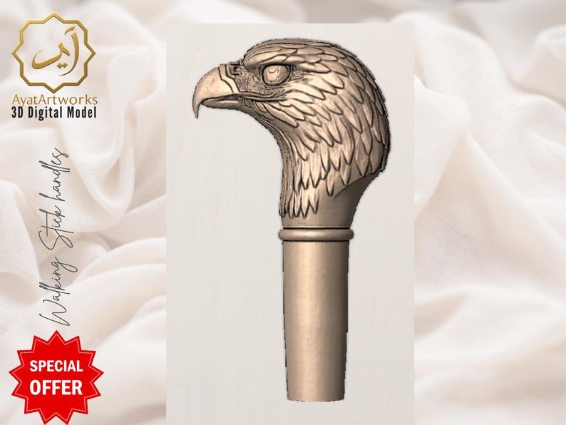 Pu&ograve; includere: Modello digitale 3D di un'impugnatura per bastone da passeggio, con un design dettagliato a testa d'aquila. La testa dell'aquila &egrave; resa in un colore marrone chiaro, con intricati dettagli di piume. L'impugnatura &egrave; cilindrica e anch'essa marrone chiaro. Il testo sull'immagine recita "AyatArtworks 3D Digital Model" e "Walking Stick handles".