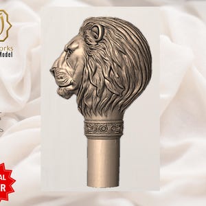 Pu&ograve; includere: Modello digitale 3D di un'impugnatura per bastone da passeggio color bronzo chiaro, con una testa di leone scolpita. L'impugnatura presenta dettagli raffinati sulla criniera e una fascia decorativa. Il testo "AyatArtworks 3D Digital Model" e "Walking Stick handles" sono visibili.