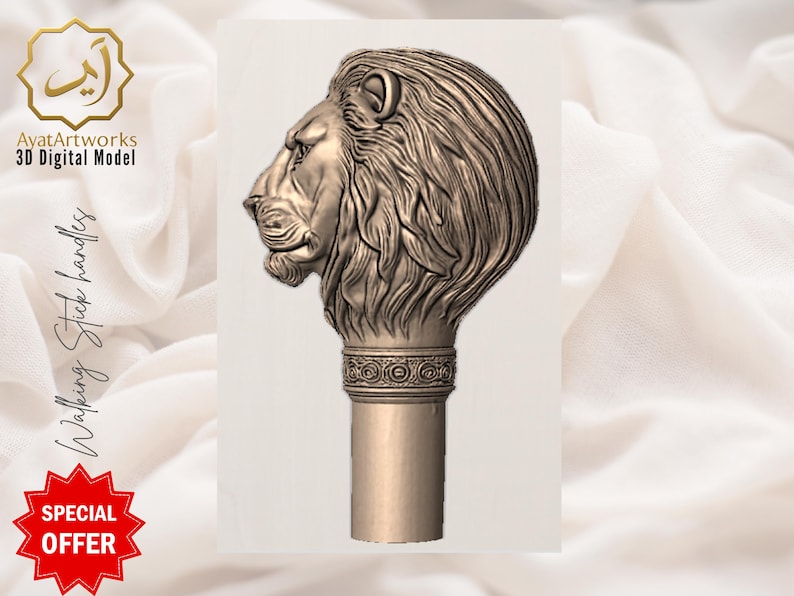 Pu&ograve; includere: Modello digitale 3D di un'impugnatura per bastone da passeggio color bronzo chiaro, con una testa di leone scolpita. L'impugnatura presenta dettagli raffinati sulla criniera e una fascia decorativa. Il testo "AyatArtworks 3D Digital Model" e "Walking Stick handles" sono visibili.