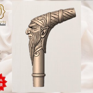 Pu&ograve; includere: Modello digitale 3D di un'impugnatura per bastone da passeggio, marrone chiaro. Raffigura il volto dettagliato di un uomo anziano con lunga barba e turbante. Il testo "AyatArtworks 3D Digital Model" &egrave; visibile, insieme a "Walking Stick Handles".