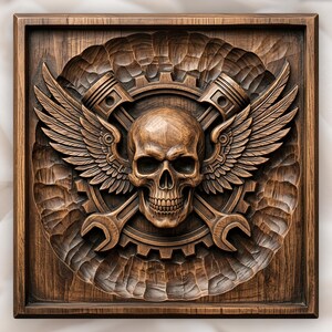 Pode incluir: Uma placa de parede quadrada de madeira com uma escultura em relevo detalhada de um crânio humano centrado sobre dois pistões de motor cruzados e uma engrenagem. O design inclui asas estilizadas que se estendem pelos lados do crânio e um fundo texturizado.