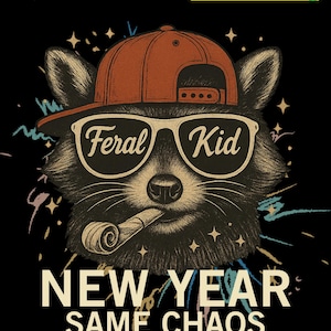 Op de afbeelding: Digitale download met een wasbeer met een rode pet en zonnebril met de woorden "Feral Kid". De afbeelding bevat de tekst "NEW YEAR SAME CHAOS" op een zwarte achtergrond, met ster- en confetti-accenten.