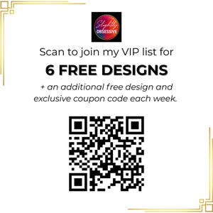 K&ouml;nnte beinhalten: Wei&szlig;er Hintergrund mit goldenen dekorativen Ecken und dem Text "Scannen Sie, um meiner VIP-Liste f&uuml;r 6 KOSTENLOSE DESIGNS + ein zus&auml;tzliches kostenloses Design und einen exklusiven Gutscheincode jede Woche beizutreten." Ein QR-Code ist ebenfalls vorhanden.