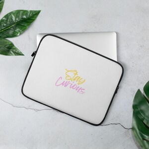 Custodia per laptop Stay Curious - Custodia per laptop con citazione ispiratrice / Accessorio tecnologico motivazionale
