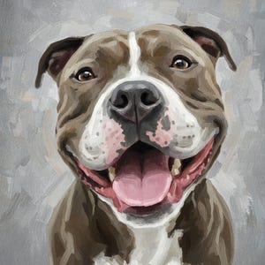 Puede incluir: Retrato pintado de un perro Pitbull sonriente. El perro tiene pelaje marr&oacute;n y blanco, con una raya blanca en la cara. Su boca est&aacute; abierta, revelando una lengua y dientes rosados. El fondo es gris texturizado.