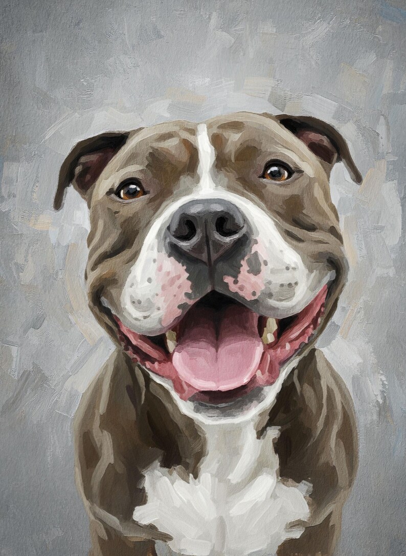 Puede incluir: Retrato pintado de un perro Pitbull sonriente. El perro tiene pelaje marr&oacute;n y blanco, con una raya blanca en la cara. Su boca est&aacute; abierta, revelando una lengua y dientes rosados. El fondo es gris texturizado.