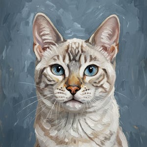 Puede incluir: Pintura detallada de un gato con llamativos ojos azules y pelaje claro con marcas marrones. El pelaje del gato est&aacute; pintado con pinceladas visibles, sobre un fondo azul gris&aacute;ceo texturizado. La obra captura la mirada enfocada del gato.