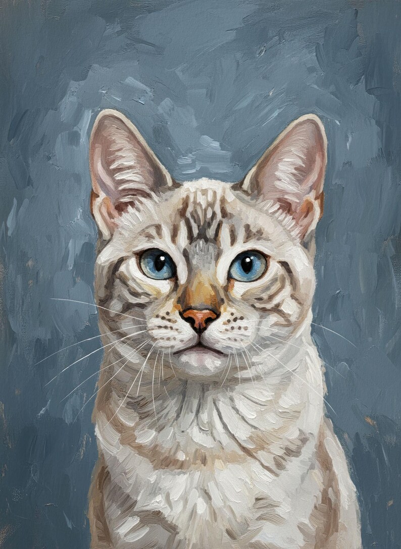 Puede incluir: Pintura detallada de un gato con llamativos ojos azules y pelaje claro con marcas marrones. El pelaje del gato est&aacute; pintado con pinceladas visibles, sobre un fondo azul gris&aacute;ceo texturizado. La obra captura la mirada enfocada del gato.
