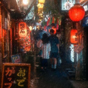 Op de afbeelding: Een smalle, zwak verlichte steeg in Japan met rode en witte lantaarns die boven hangen. De steeg is bezaaid met winkels en restaurants, en er lopen mensen doorheen. De tekst op het bord luidt "Karaoke & Izakaya".