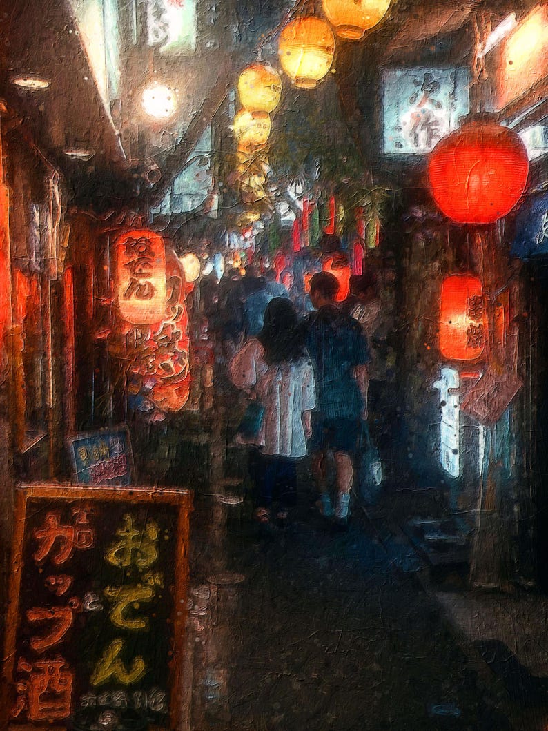 Op de afbeelding: Een smalle, zwak verlichte steeg in Japan met rode en witte lantaarns die boven hangen. De steeg is bezaaid met winkels en restaurants, en er lopen mensen doorheen. De tekst op het bord luidt "Karaoke & Izakaya".