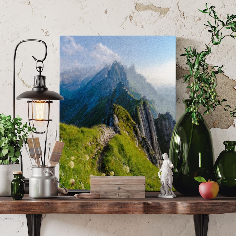 Op de afbeelding: Een schilderij van een bergketen met een kronkelend pad dat naar de top leidt. De bergen zijn diepblauwgroen en het pad is omzoomd met groen gras. De lucht is lichtblauw met witte wolken.