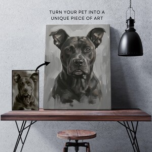 Puede incluir: Una impresi&oacute;n en lienzo de un perro negro con una expresi&oacute;n seria, exhibida sobre una mesa de madera. La obra de arte est&aacute; acompa&ntilde;ada de una imagen m&aacute;s peque&ntilde;a, en blanco y negro, del mismo perro. El texto "TURN YOUR PET INTO A UNIQUE PIECE OF ART" es visible.