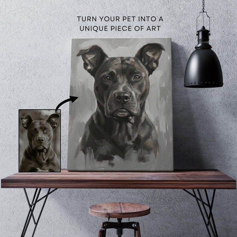 Puede incluir: Una impresi&oacute;n en lienzo de un perro negro con una expresi&oacute;n seria, exhibida sobre una mesa de madera. La obra de arte est&aacute; acompa&ntilde;ada de una imagen m&aacute;s peque&ntilde;a, en blanco y negro, del mismo perro. El texto "TURN YOUR PET INTO A UNIQUE PIECE OF ART" es visible.