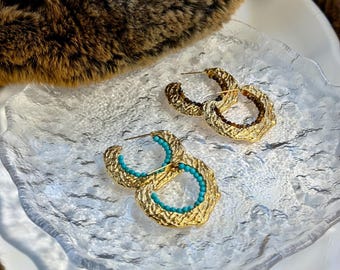 18 kt vergulde retro sculpturale hoepeloorbellen met tijgeroog of turkoois kralen