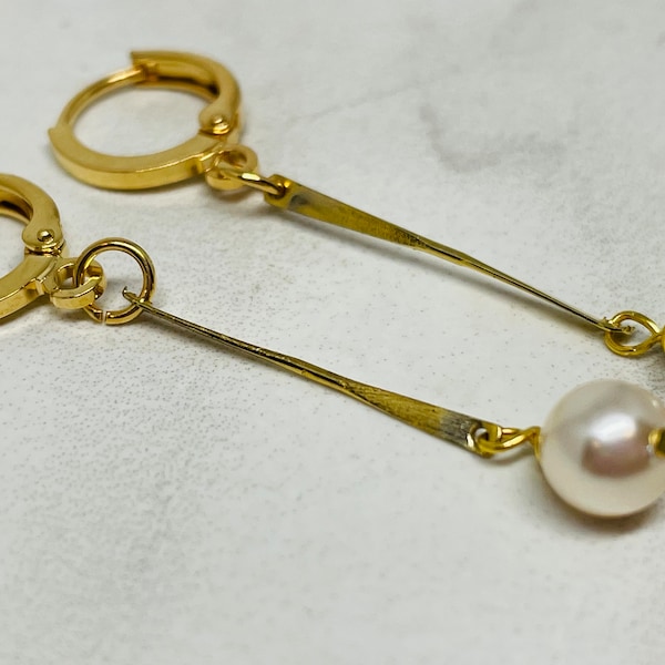 Unique Earrings Gold Tone with Pearl drop * Super Delicare Feminine * Jewelry * All occasion day to night dressy casual * Perfect gift