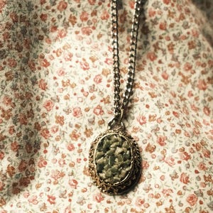 Vintage Green Stone Pendant Necklace – Ornate Gold-Tone Chain, 1960s-70s Costume Jewellery